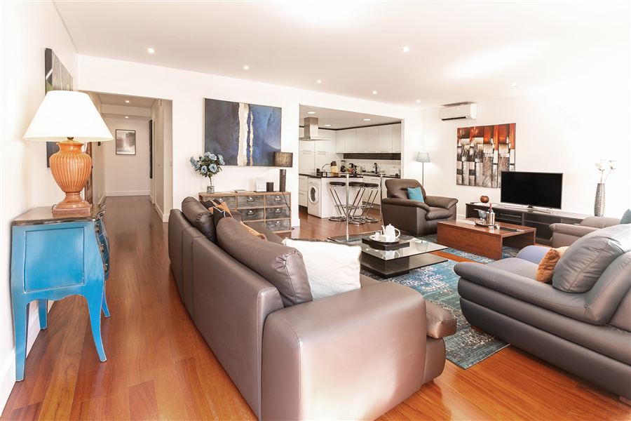 Bleu, a superior two-bedroom apartment in Chiado, Lisbon — dining area