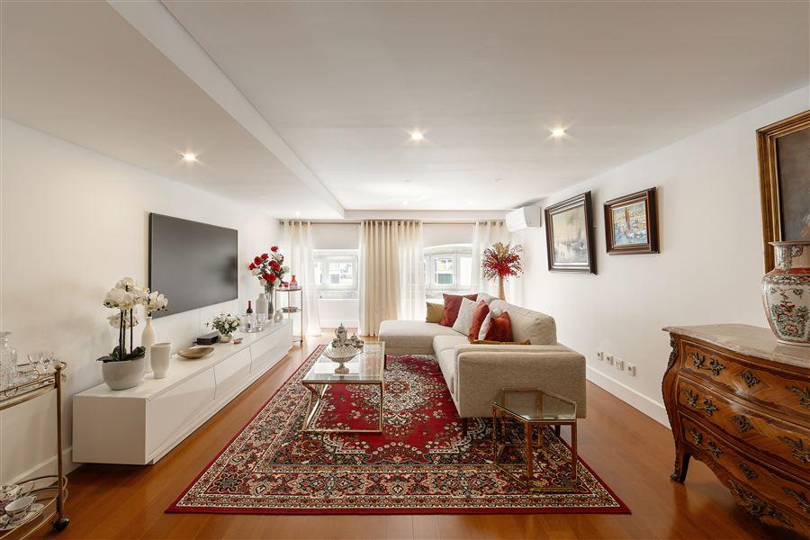 Cerise, a one-bedroom suite apartment in Chiado, Lisbon — living room