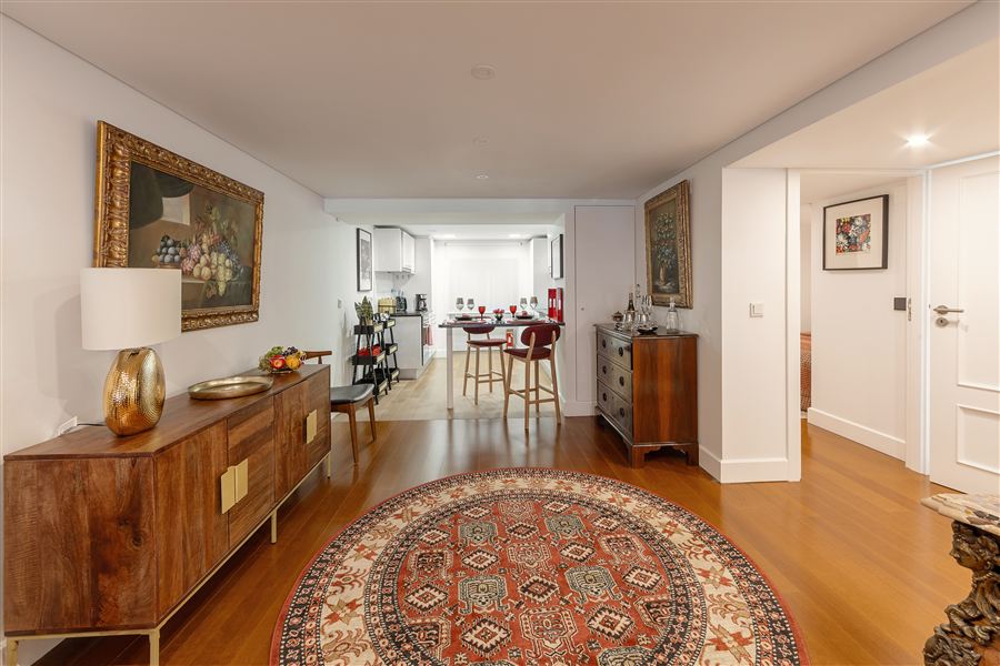 Cerise, a one-bedroom suite apartment in Chiado, Lisbon — dining area