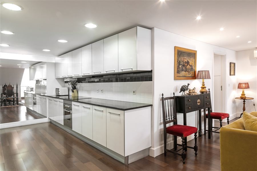 Imperial, a two-bedroom loft apartment in Chiado, Lisbon — dining area